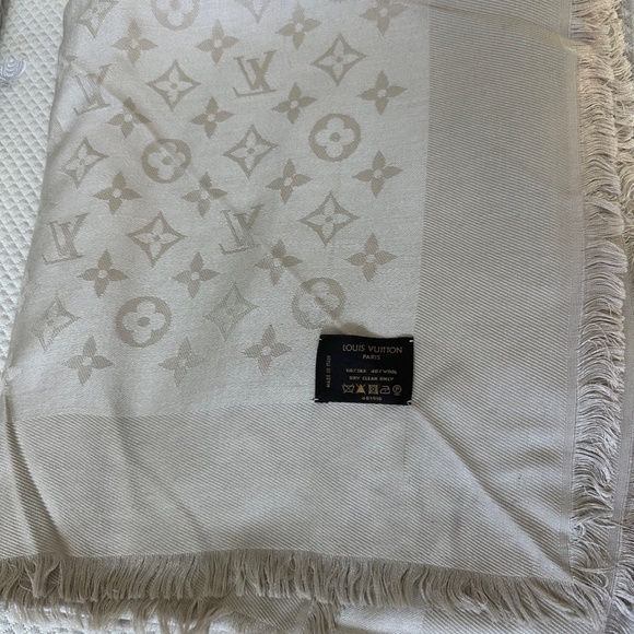 Louis Vuitton Monogram Classic Shawl Scarf Silk/Wool in Beige (Greige), with box - Picture 2 of 10